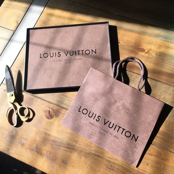 Louis Vuitton Handbags - Louis Vuitton authentic bag with free frame